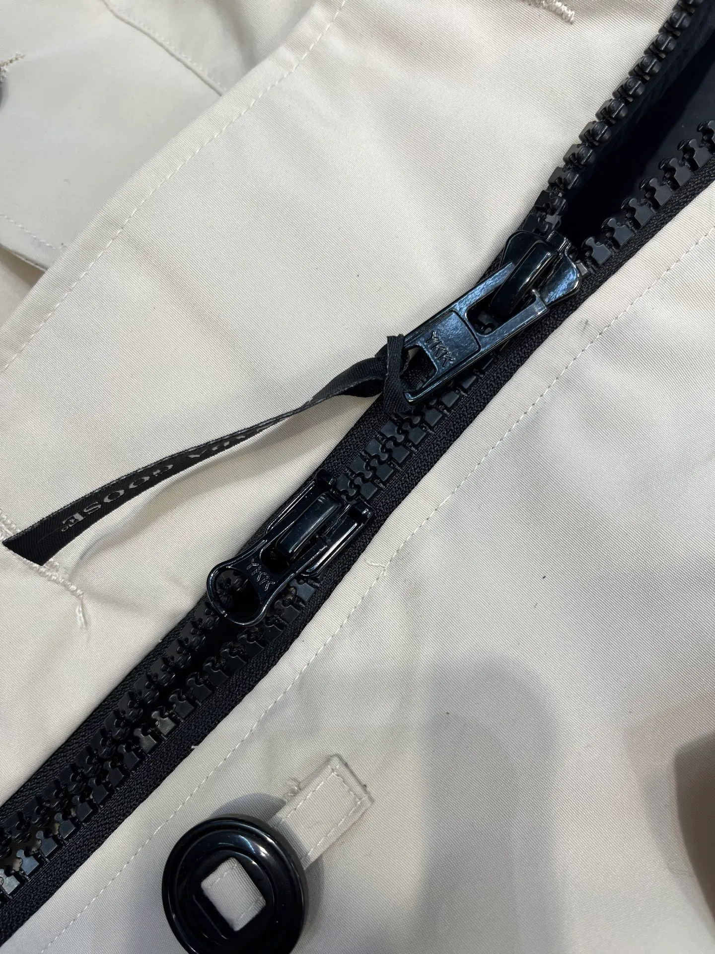 P840 Canada Goose Canada Goose #Expedition03 Parker, a treasure of Canadian origin! Limited supply worldwide! Canada Goose Model 03 is a top-notch couple model. The polar cold-proof outdoor series fur collar detachable hooded parka down jacket is the first Goose in 2024. I hope my friends will like it. Peak quality. I hope everyone can identify it together! The most popular cool items of the Big Goose family in 2024 are online. The same popular product of Yi Yang Qianxi is said to be a joint limited edition Big Goose that cannot be bought in autumn and winter. If you dislike the sameness of the Big Goose in the past, then this model will definitely give you a different experience! This year's most powerful couple's collection for autumn and winter is online, a top-notch luxurious ready-to-wear style, paired with an outdoor warm down jacket with great style and charm! The most standard and classic items of the Daye family in the past two years are equipped with unique reflective stripes for embellishment, which further shows the high-end fashion performance effect. With the embellishment of hardware buckles, it has excellent performance effect. The upper body is clean, simple and elegant, even for urban leisure. It is suitable for various occasions. Designed with large pockets, this model has a large capacity and is equipped with reflective stripes, making it safer at night. It is suitable for various adventure activities. It is made of windproof and waterproof technical materials. The interior is filled with full white duck down, which is absolutely cold-proof and warm. It also has a stand-up collar design and fine fluff at the collar, with meticulous attention to detail! The charm of this model is also more spiritual, and the upper body has more temperament and specifications. It perfectly shows the ultra-high standard of fashionable performance of this model, integrating outdoor and life, and you can even create high-street wear! The most pinnacle limited-edition goose that we have presented so far, both in terms of design and detailed materials, it is completely outstanding. The grand and evergreen version design is matched with cool reflective elements. The overall appearance can be said to be quite high, and it has that kind of powerful outdoor performance! It combines high-end casual attributes with high-street style. It is high-grade, domineering, warm, and beautiful. The visibility of the upper body is quite strong, and the configuration of the owl element is highly brand-recognizable. It fully complements the overall brand performance and visual effects, and also has the high-end sense of fashion and fashionable performance. It is a must-buy product because it is the most awesome down brand on the planet and one of Canada's three national treasure brands. It is also a sentimental down luxury brand. In the field of polar cold-proof clothing, Goose has made an irreplaceable contribution... Size: xs s m l xl